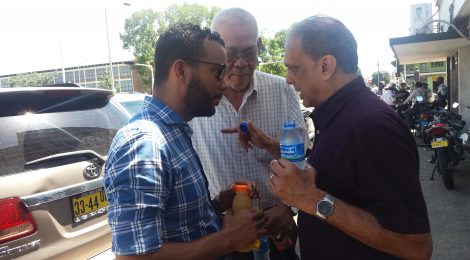 Oemrawsingh in gesprek met de jurist Geatano Best. Foto: Suriname Herald