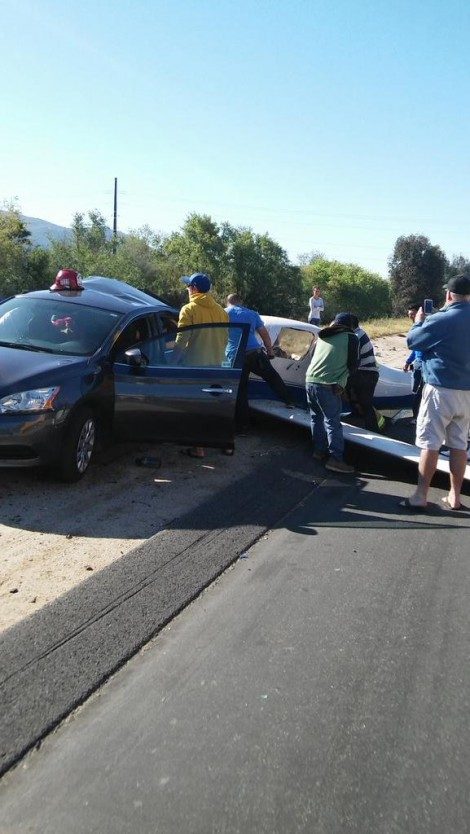 Vliegtuigje crasht tegen auto