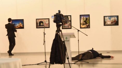 Erdogan belt Poetin, Syrië-overleg gaat door na moord ambassade