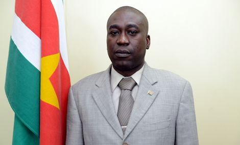 Welk spel speelt Curtis Hofwijks bewust of onbewust mee?