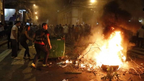 Betogers stichten brand in parlement Paraguay