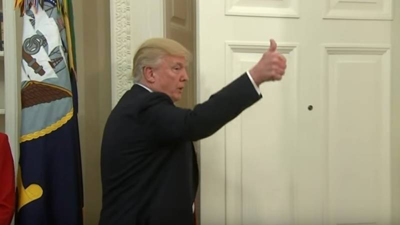 Trump vergeet te tekenen bij ondertekening decreet