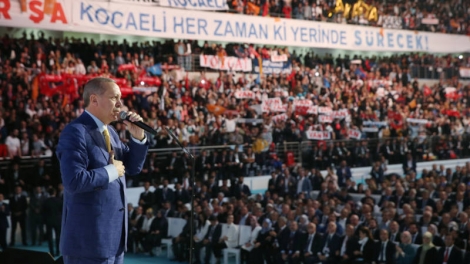 Erdogan breidt macht uit: weer verkozen tot leider AK-partij