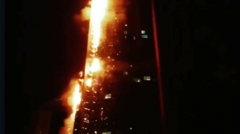 Weer brand in wolkenkrabber Torch Tower in Dubai