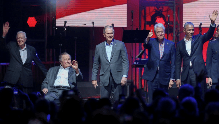 Vijf Amerikaanse ex-presidenten op hetzelfde podium voor goede doel