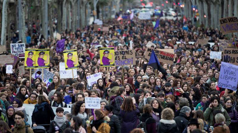 Massale staking Spaanse vrouwen op Internationale Vrouwendag