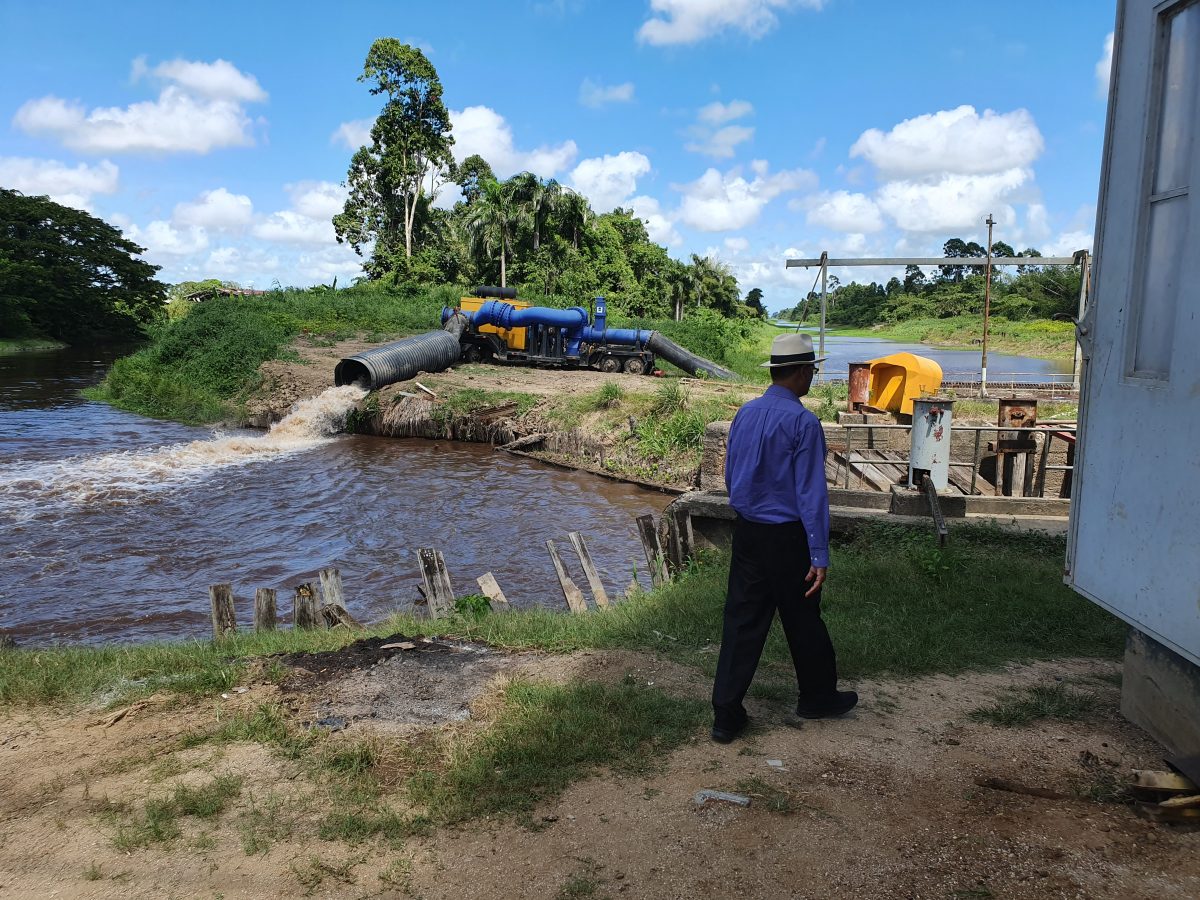 Minister Parmessar brengt oriëntatiebezoek aan pompgemaal Wageningen - Suriname Herald