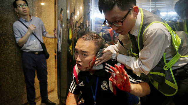 Man bijt bij protesten Hongkong oor van parlementslid af
