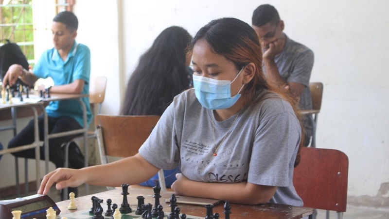 Schaakkampioene Kaslan voorzichtig met laagvliegers