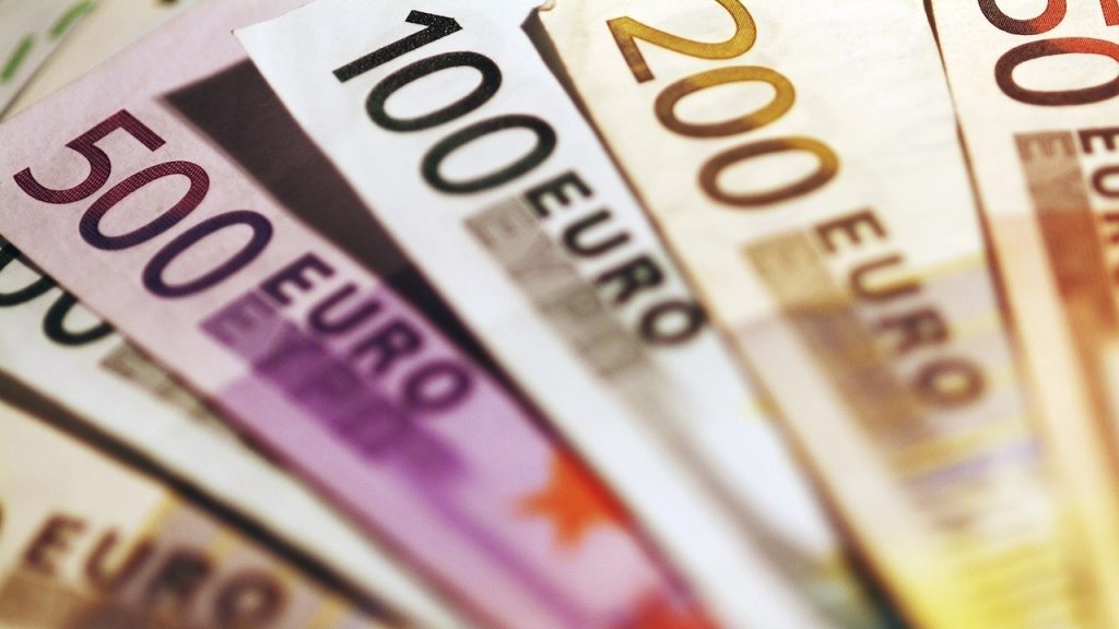 Aanhoudingen voor witwassen via money transfers tussen Suriname en Nederland