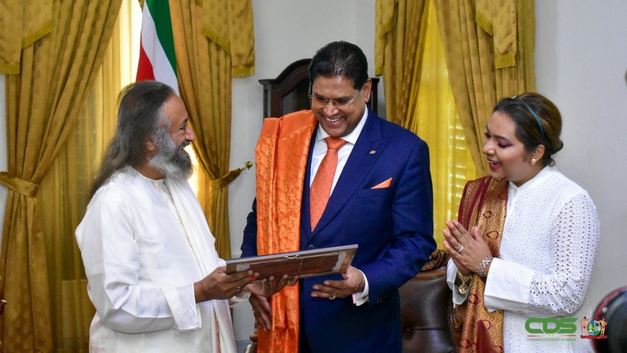 Der Besuch von Sri Sri Ravi Shankar kostet den Staat über 500.000 SRD – Suriname Herald