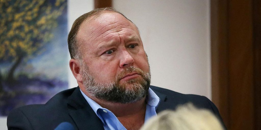 Complotdenker Jones moet miljard betalen na claim over schietpartij basisschool