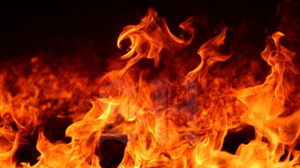 Moeder giet terpentine op matras en steekt het in brand