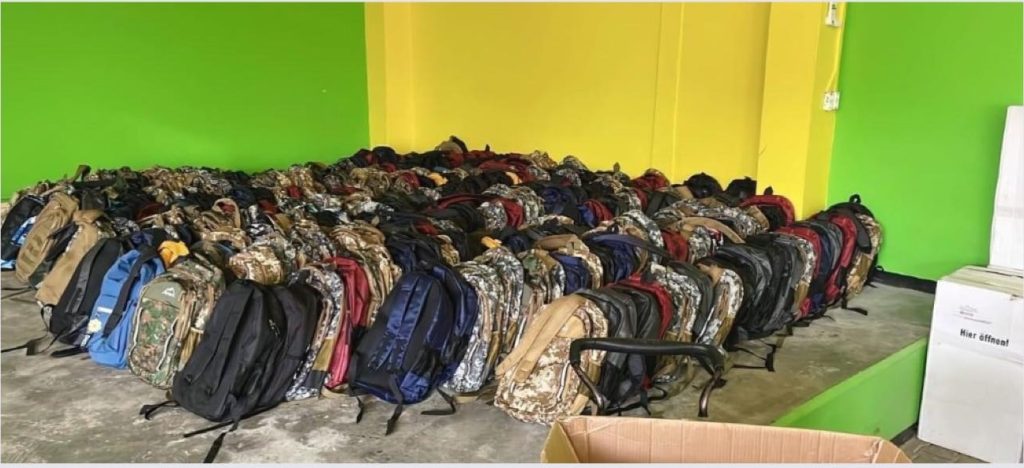 NDP-assembleelid Lalbiharie verdeelt schoolpakketten in Saramacca