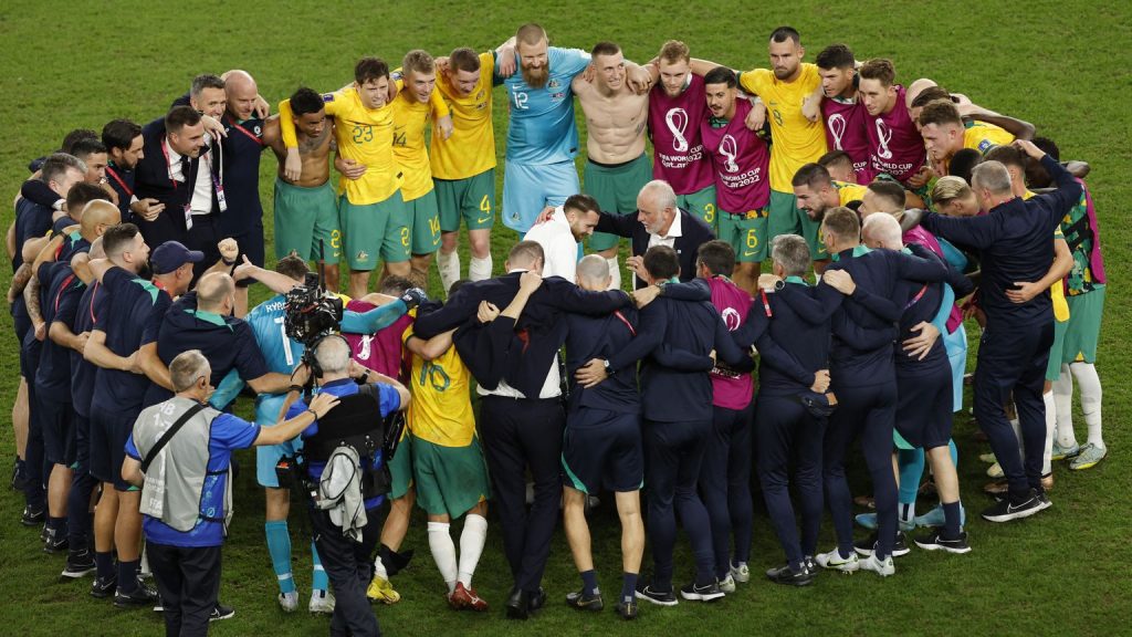 Australië stunt tegen Denen en is voor het eerst sinds 2006 naar achtste finale op WK