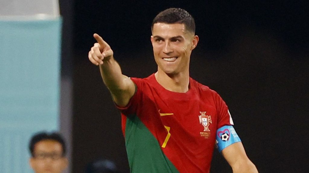 Scorende Ronaldo schrijft WK-geschiedenis bij winnend Portugal
