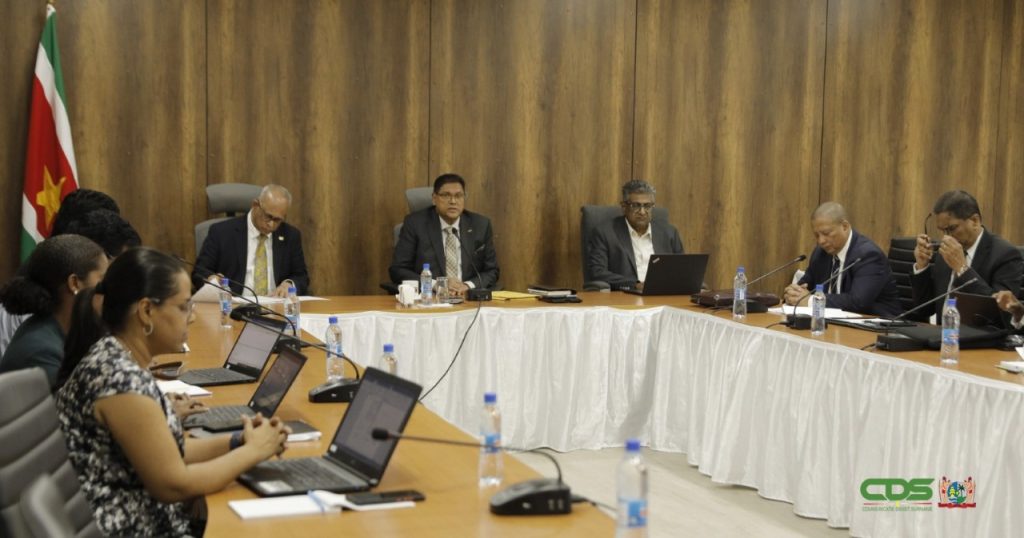 Presidentieel team in gesprek met Centrale Bank