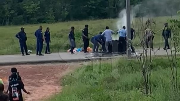 Politie verwijdert in brand gestoken autobanden op Afobakaweg