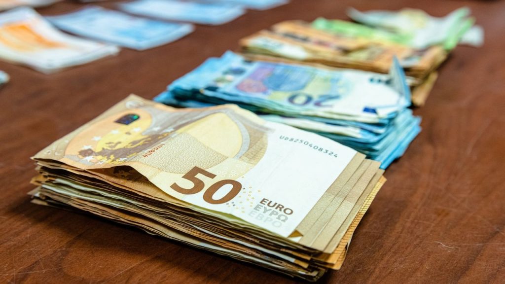Gewapende mannen stelen grote som geld en laten slachtoffers gekneveld achter
