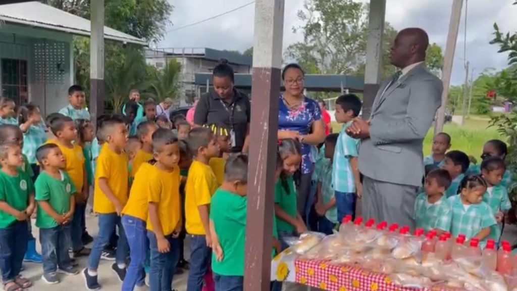 Glo-scholen Kabalebo krijgen brood en sap