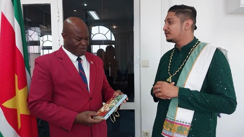 Waarnemend president Brunswijk ontvangt boek van ISKON