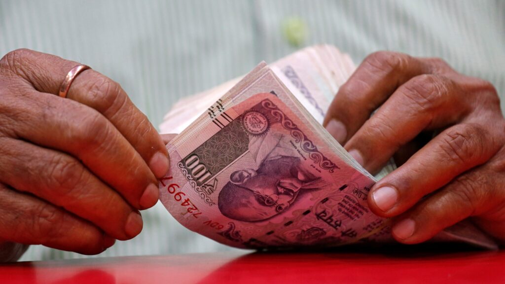 Verzwakking Indiase munt door de jaren heen: koers voor de dollar van 5 naar 83 roepies