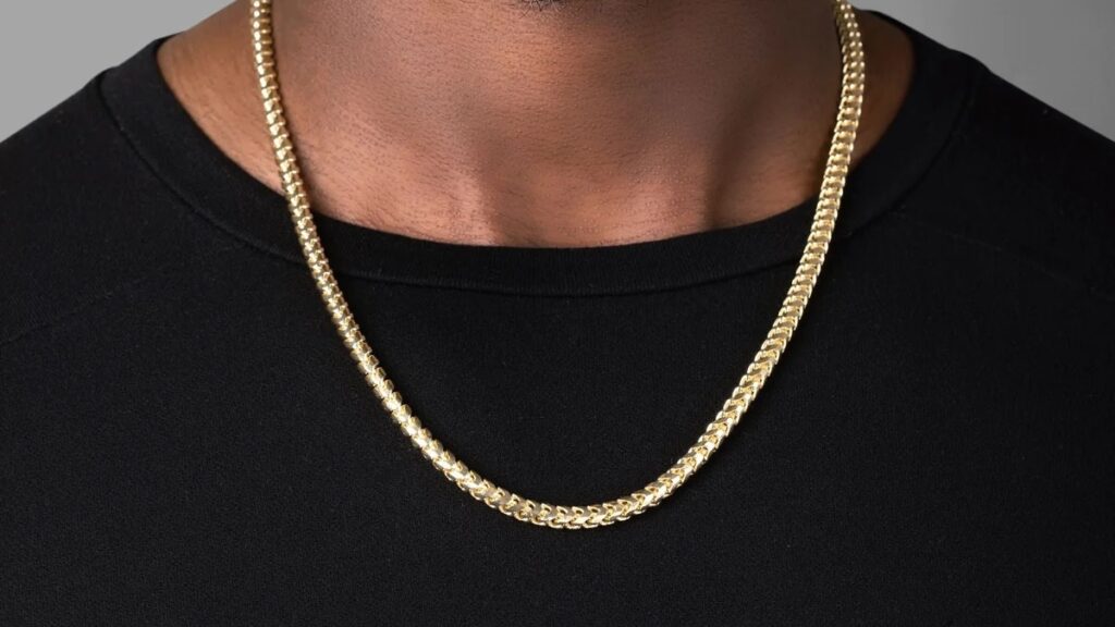 Tiener achtervolgd en beroofd van halsketting