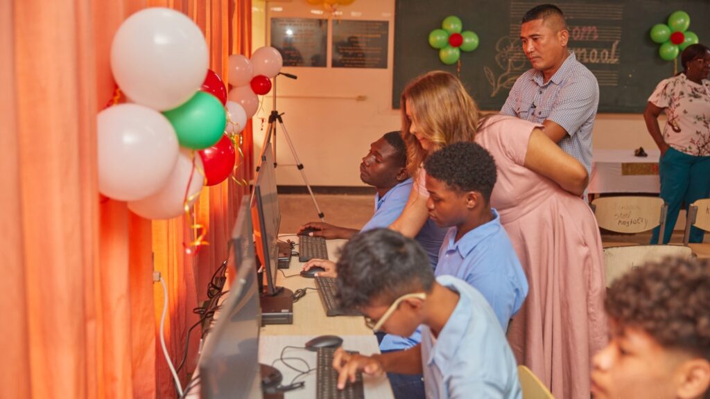 First lady en Indiase ambassadeur voltooien initiatief ‘Every student a computer’