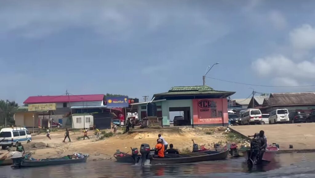 Gewapende mannen beroven winkels te Atjoni