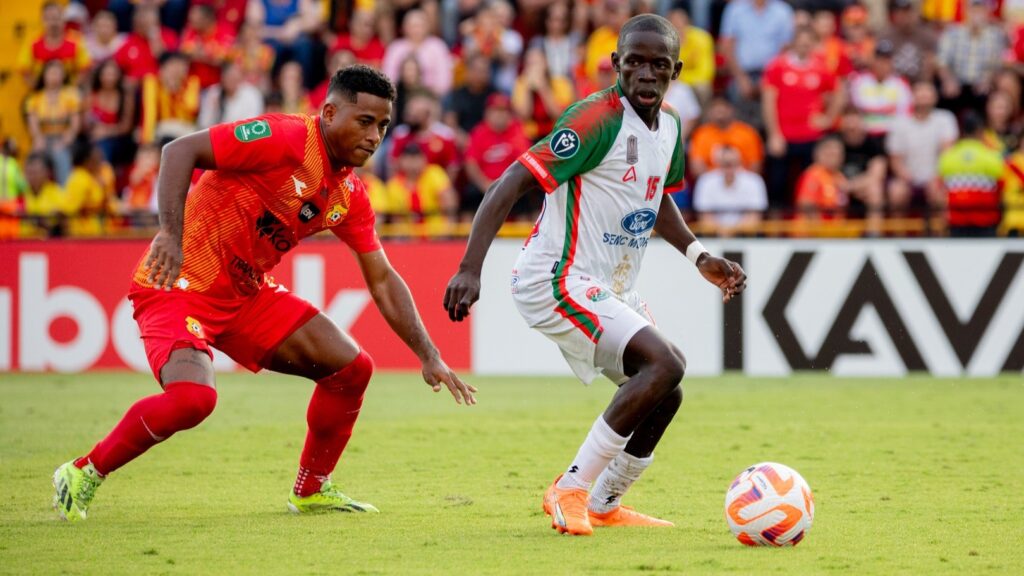 Robinhood strijdend ten onder tegen Herediano