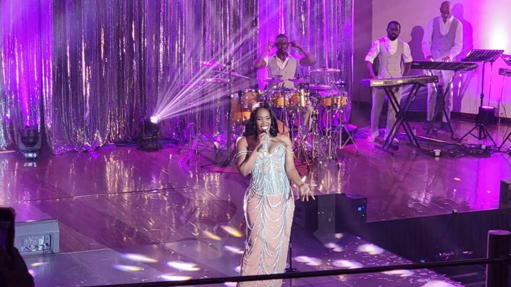 Naomi Sastra schittert op haar eerste soloconcert na 25 jaar in de zangwereld