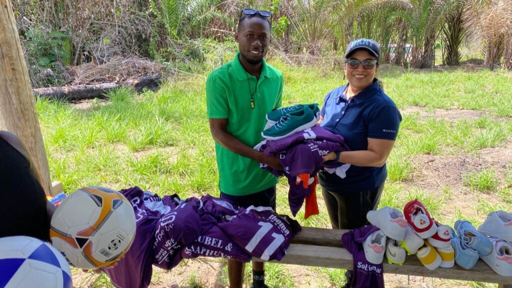 Kinderen Sipaliwini blijgemaakt met sportmateriaal