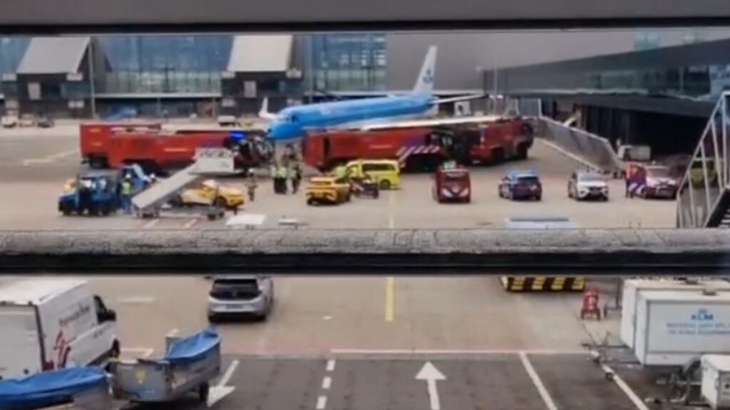 Persoon overleden die op Schiphol in draaiende vliegtuigmotor terechtkomt