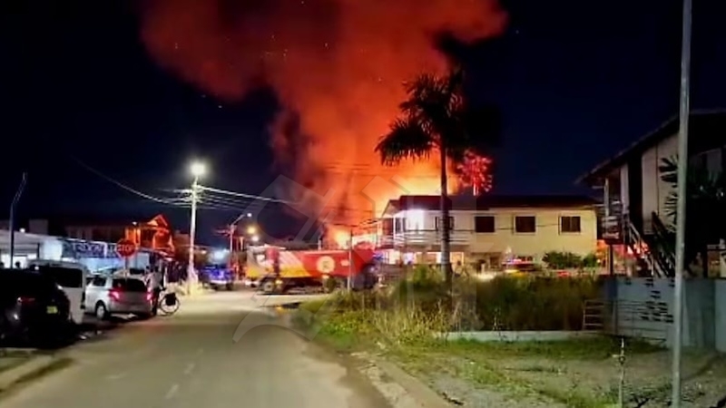 Felle brand legt houten woning in de as