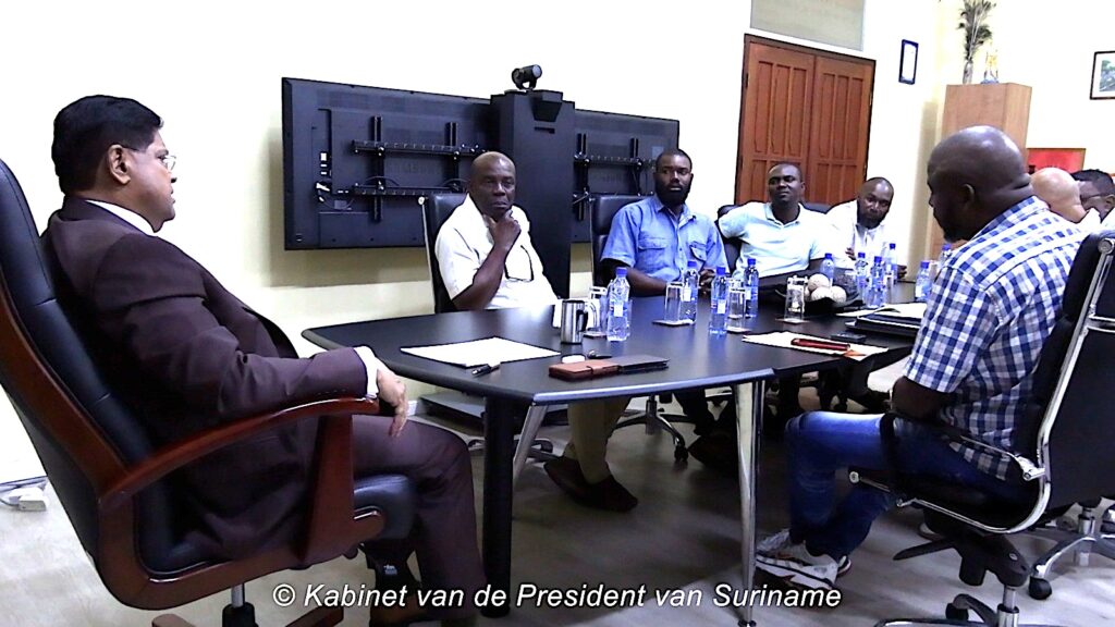 President Santokhi bespreekt duurzame landbouwoplossingen met Coroniaanse boeren