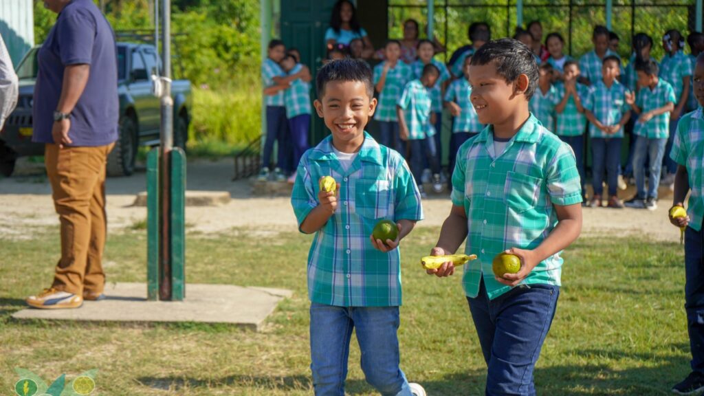 LVV viert Wereldvoedseldag met fruitdonaties aan scholen en tehuizen