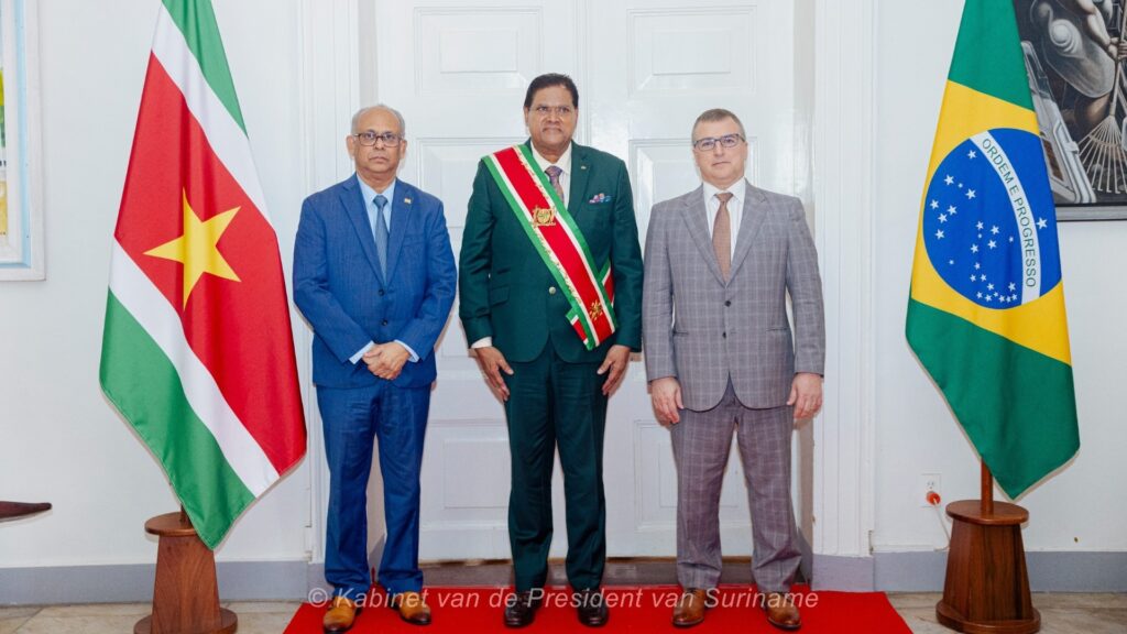Nieuwe Braziliaanse ambassadeur presenteert geloofsbrieven aan president Santokhi