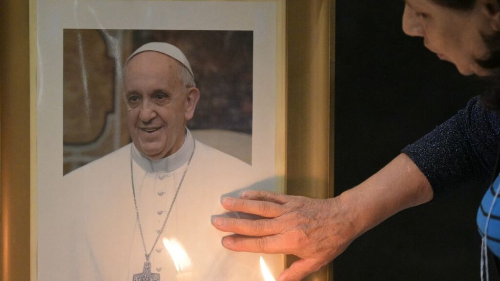 Paus Franciscus aan de beterende hand, maar nog niet uit de gevarenzone