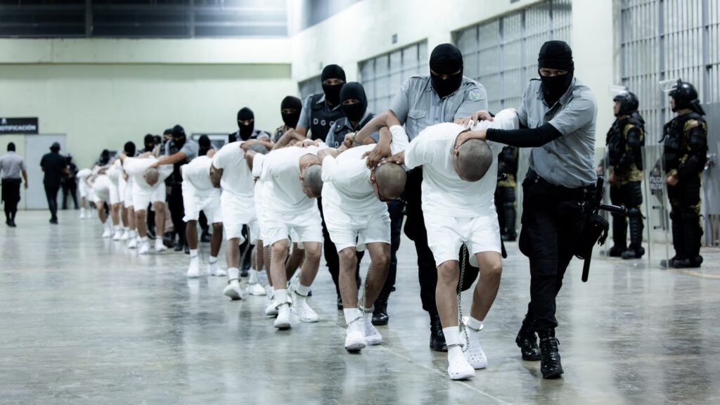 Trump negeert gerechtelijk bevel: 238 leden van Venezolaanse bende gedeporteerd