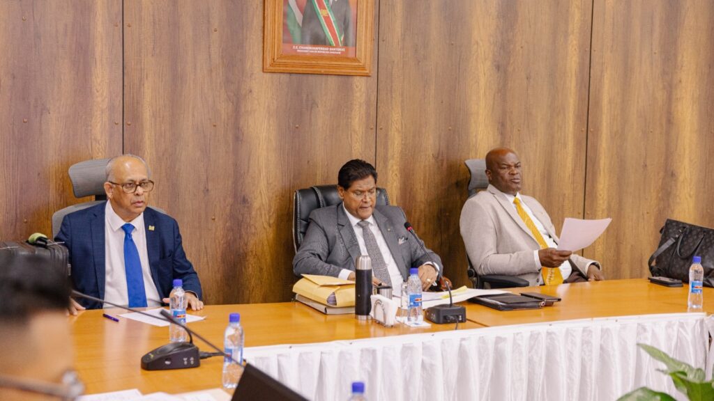 Regering keurt projecten goed voor schoon water, wegen en schooltransport