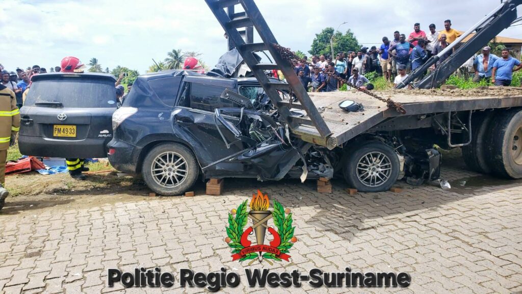 Autobestuurder overlijdt na zware botsing met trekker in Nickerie