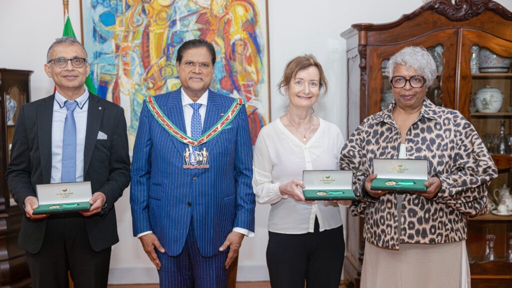 President Santokhi eert artsen van niertransplantatiemissie voor bijzondere verdiensten