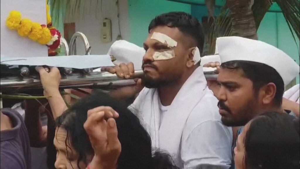 Enige overlevende van crash in India begraaft broer, die ook aan boord was