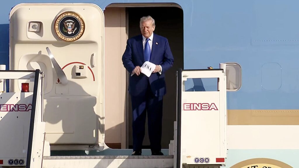 Trump geland op Schiphol, onderweg in ‘The Beast’ naar diner met Nederlandse koning