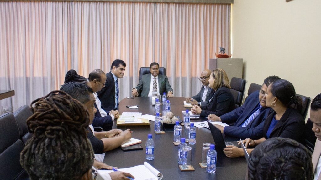 President Santokhi en assembleevoorzitter Adhin overleggen over machtsoverdracht