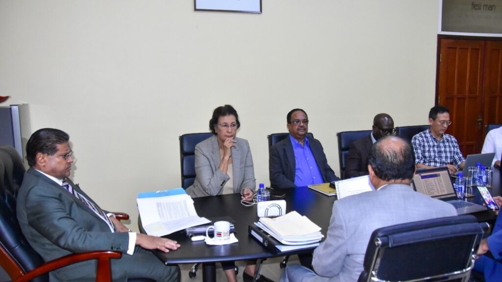 President Santokhi en president-elect Simons overleggen over machtsoverdracht