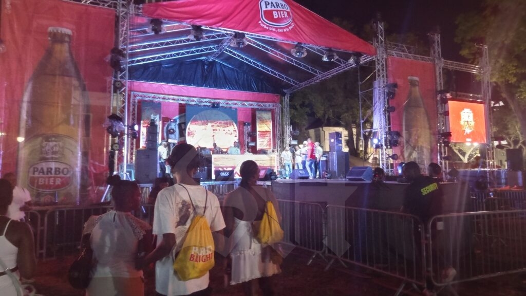 Parbo Bigi Yari Festijn trekt duizenden feestvierders naar het Onafhankelijkheidsplein