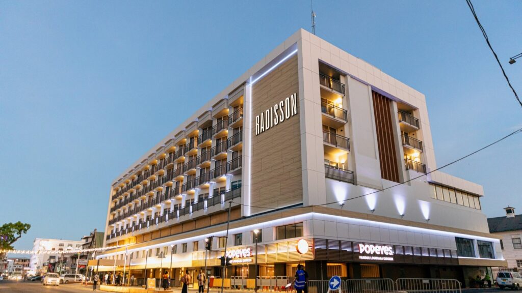 President Simons opent Radisson Hotel: nieuwe impuls voor toerismesector en binnenstad Paramaribo
