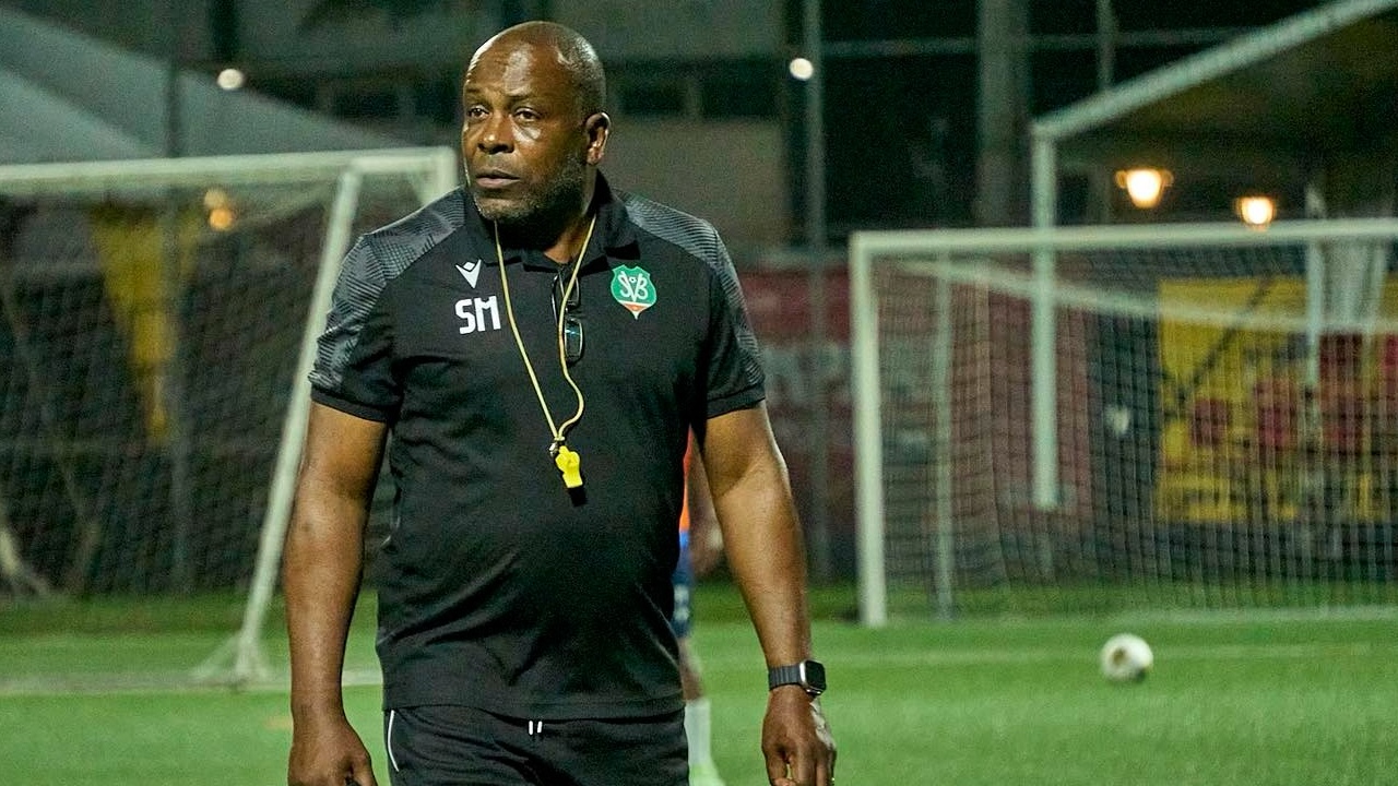 Bondscoach Menzo: “Het leek soms alsof ze met twaalf man speelden”